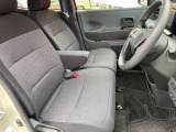 運転席と助手席はベンチシートですので、横移動もラクに出来ます。