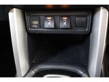 データ転送/給電用のUSBが装備されています。車内にあると便利なアイテムのひとつですね! 充電中のスマホなどの置き場に便利なポケットも備えています。