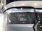 LEDヘッドライトは、点灯『成約特典付き』の瞬間から最大光量を発揮し、突然暗くなるトンネルなどでの安定感を高めます。