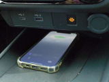 フロントセンタートレイは携帯電話のワイヤレス充電器となっています!