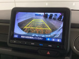 リバースギアに入れるだけで後方の表示へ切り替わります。夜間や雨の日の駐車も楽になりますよ。