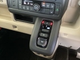 自然に手が届き、操作性の良いインパネシフトに、パーキングブレーキはフットブレーキタイプなので、運転席と助手席の間はすっきりしています。
