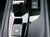 電動パーキングブレーキ装備!また、オートブレーキホールド機能もありますので、停車時ブレーキペダルから足を離してもブレーキ力を保持しているので動き出しません。(アクセルペダルを踏むと解除され発進します)