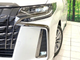 【シーケンシャルターンランプ付きLEDヘッドライト】人気の『流れるウィンカー』付きのLEDヘッドライトを装備♪高級感はもちろん、点灯時は存在感たっぷりで他車からも認識されやすく安心です。