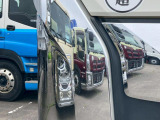 運転席側コーナーパネルにキズがあります。