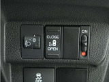◆片側電動スライドドア◆狭い駐車場でも乗り降りが楽々♪お子様が隣の車にドアを当ててしまう心配もございません!小さなお子様連れの方もこれで安心。