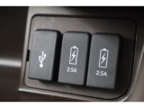 USBオーディオ用ソケットがついていますので携帯電話などを接続すれば音楽等の再生が可能です!充電用ソケットもございます!
