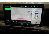 【リヤビューカメラ】に加えて【アラウンドビューカメラ】がオプション装備。車庫入れなどバックでの駐車に便利。