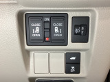 両側電動スライドドアは運転席から操作ができるよう、操作スイッチが付いています。その下にはヘットライトリベライザーのスイッチがついています。道路状況や積荷の加重に応じてライトの高さを調節できます。