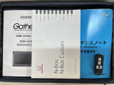 スマートキーは鍵をバッグに入れたままでもドアロックの開閉やエンジンのON・OFFができます。夜間や雨の日も鍵を探さなくて良いので便利です。