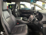 運転席の画像です。足元やシートまわりに余裕があり、リラックスした姿勢で運転が可能です。視界も良好で操作系へのアクセスもしやすく、快適で安心感のあるドライブをサポートします。
