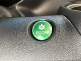 ECON モードをON にするとアクセルペダルの動きに対するエンジンの反応とエアコンの制御を切り換えることで、燃費のいい運転をするドライバーがペダルを踏んだ時と同じようにエンジンを制御します。