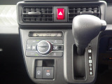 インパネシフトだから視線の移動も少なく足元もスッキリ。運転席もゆったりしているのでゆとりを持ってドライブできますね。