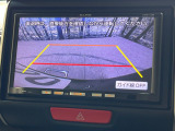 【バックカメラ】駐車時に後方がリアルタイム映像で確認できます。大型商業施設や立体駐車場での駐車時や、夜間のバック時に大活躍!運転スキルに関わらず、今や必須となった装備のひとつです!