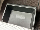 助手席にはアンダートレイも備えちょっとした収納に便利です。