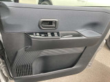 運転席のドアにはドリンクホルダーに小物入れがあります。