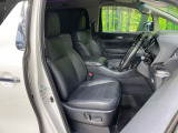 運転席まわりには十分なスペースがあり、大柄な方でもゆったり運転していただける環境です。