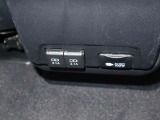 後席で携帯電話を2機充電できます。AC100Vコンセントも装備
