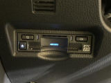 【ETC】有料道路を利用する際に料金所で停止することなく通過できる、ETC車載器(ノンストップ自動料金収受システム機器)が装備されています。セットアップを行うことで利用可能になります。