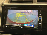 リバースギアに入れるだけで後方の表示へ切り替わります。夜間や雨の日の駐車も楽になりますよ。