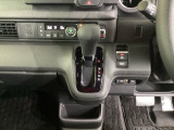 足元スッキリ、インパネシフトです。パーキングブレーキは電子制御パーキングブレーキタイプなので、運転席と助手席の間がスッキリしています。
