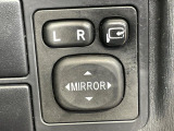 【電動格納ミラー】サイドミラーは電動格納式となっており、狭い駐車場でもキズがつくリスクを抑えられます。