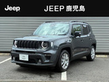 象徴的な7スロットグリルや丸型ヘッドライトは、ひと目でJeepと分かる存在感を演出します