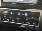 【オートエアコン】一度お好みの温度に設定すれば、車内の温度を検知し風量や温度を自動で調整。暑い&hellip;寒い&hellip;と何度もスイッチ操作をする必要はありません。快適な車内空間には必須の機能ですね♪