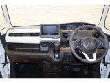 操作性に優れた運転席となります!小物入れや各ボタンの配置にこだわり、使いやすいです!座り心地もよく視認性も良好なのでロングドライブもお任せ下さい!