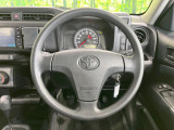 インテリアに合わせたデザインのステアリングは、運転される方のことも考え、運転しやすい形状、大きさです。是非一度、実際に触ってお確かめください。