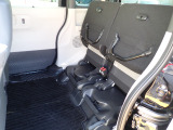 ◆チップアップ&ダイブダウン機構付【ULTR SEAT】は後席座面を左右分割で跳ね上げることができます。トランクで積載できない背の高い荷物をラクラク収納できます。ホンダ車ならではの人気装備です。