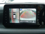 クルマを真上から見下ろしているかのような映像によって、車庫入れや縦列駐車などの駐車時に、自車と駐車位置の関係をひと目で確認でき、スムースな駐車をサポートします。