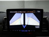 パノラミックビューモニター付きです。車両を上から見たような映像をディスプレイオーディオ画面に表示。運転席からの目視だけでは見にくい、車両周辺の状況をリアルタイムでしっかり確認できます。