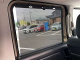 日差しが眩しい時などに引き上げるだけ!内蔵されているので窓を開閉しても巻き込まれないです!