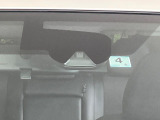 【エマージェンシーブレーキ】走行中に前方の車両等を認識し、衝突しそうな時は警報とブレーキで衝突回避と被害軽減をアシスト。より安全にドライブをお楽しみいただけます。