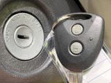 【キーレス】少し離れた場所からでもボタン一つでドアの開錠・施錠ができるのでとっても便利!ドアの鍵穴周りに傷をつけることもありません♪