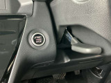 インテリジェントキーのプッシュスタートスイッチです。起動はブレーキペダルを踏みながらこのスイッチを押すだけです。画像の右側はチルトステアリング調整レバーです。
