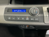 オートエアコンで、毎日のドライブを快適に。温度、風量を自動で調整し、理想的な車内環境を提供します。