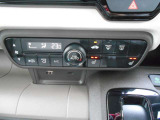 充電用USBジャック・運転席&助手席シートヒーター付き☆フルオートエアコンで室内快適です♪