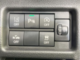【アイドリングストップ】赤信号や渋滞で停車した際にエンジンを停止し、無駄な燃料の消費を抑えます。燃費向上や環境保護につなげる機能♪エンジンはブレーキを離せば再始動します。