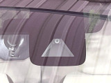 【エマージェンシーブレーキ】走行中に前方の車両等を認識し、衝突しそうな時は警報とブレーキで衝突回避と被害軽減をアシスト。より安全にドライブをお楽しみいただけます。