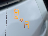 【ブラインドスポットモニター】走行中、ドアミラーの死角になりやすい箇所に後続車が接近するとサイドミラーのレンズに警告を表示!ドライバーに注意喚起をしてくれます。