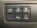 運転席脇のクラスタースイッチ部分にはカメラ切り替えスイッチ、パーキングセンサー、その他走行系スイッチを集中配置しております。