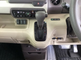 足元スッキリ、インパネシフトです。パーキングブレーキはフットブレーキタイプなので、運転席と助手席の間がスッキリしています。