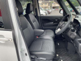 適度なホールド感と快適な座り心地の運転席シートまわり!