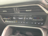 【左右独立型フルオートエアコン】運転席と助手席でそれぞれお好みの温度に設定可能。同乗者にも配慮した、快適な空調をお届け致します。