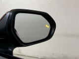 ブラインドスポットモニターはドアミラーの死角領域に入った車両の存在に加え、急接近してくる車両も検知します。車両を検知するとドアミラーに搭載されたLEDインジケーターが点灯します。