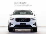 ボルボXC40は、よりスマートに、より大胆に生まれ変わりました。刷新されたフロントフェイス、先鋭的な躍動感を感じさせるスタイリング。SUVの姿を体現するプロポーションは力強さに溢れた佇まいを見せます。