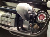インパネシフトを採用しているので、前席の足元も広々としています。運転席と助手席の行き来もスムーズです!