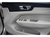 運転席ドアの全景です。キャビンを彩るすべてのものに、機能を形にした美しさが備わっています。
